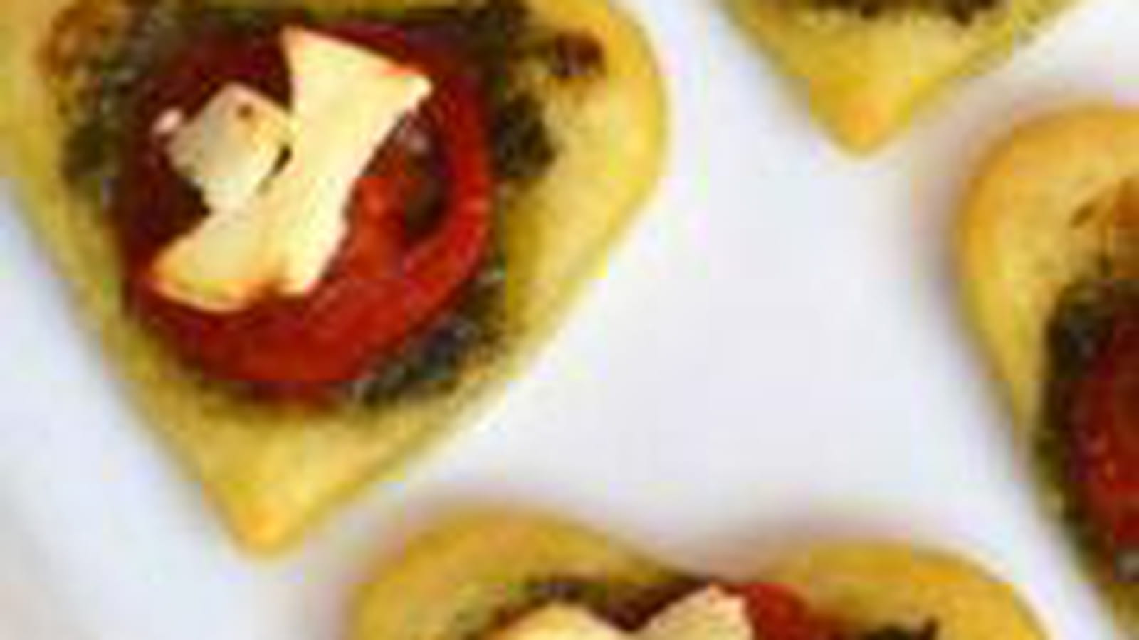 Coeurs feuilletés au pesto, tomate et feta