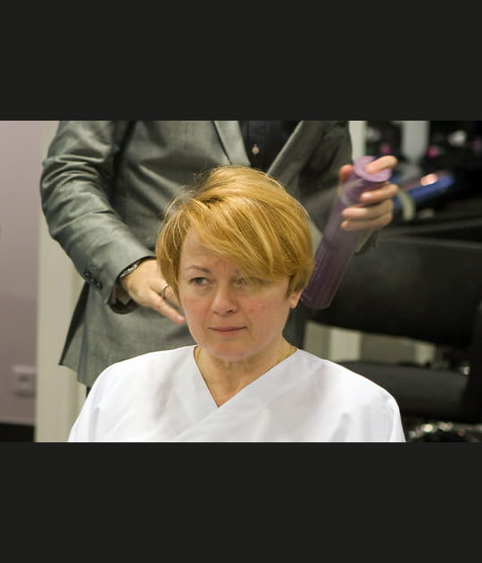 La fixation de la coupe de cheveux &agrave; la laque