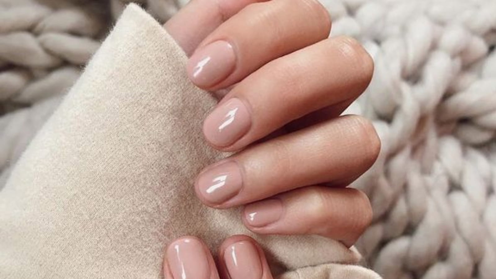 Une manucure nude glossy