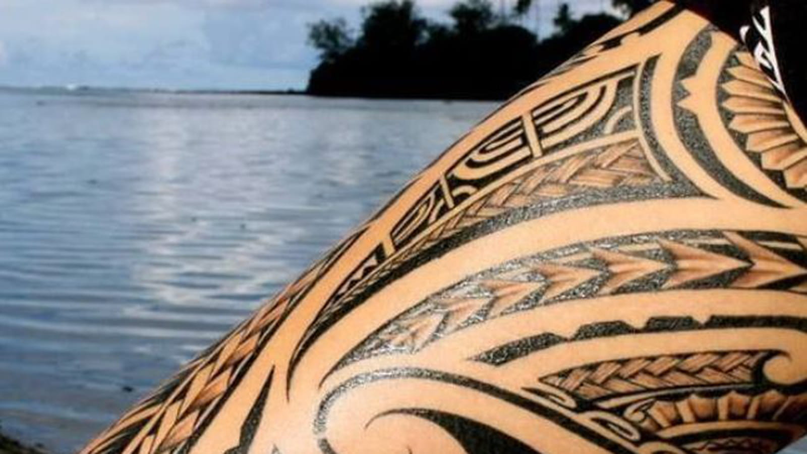 Tatouage tribal le long de la jambe