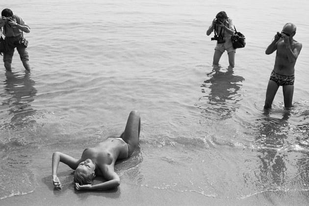 Starlette nue dans les vagues