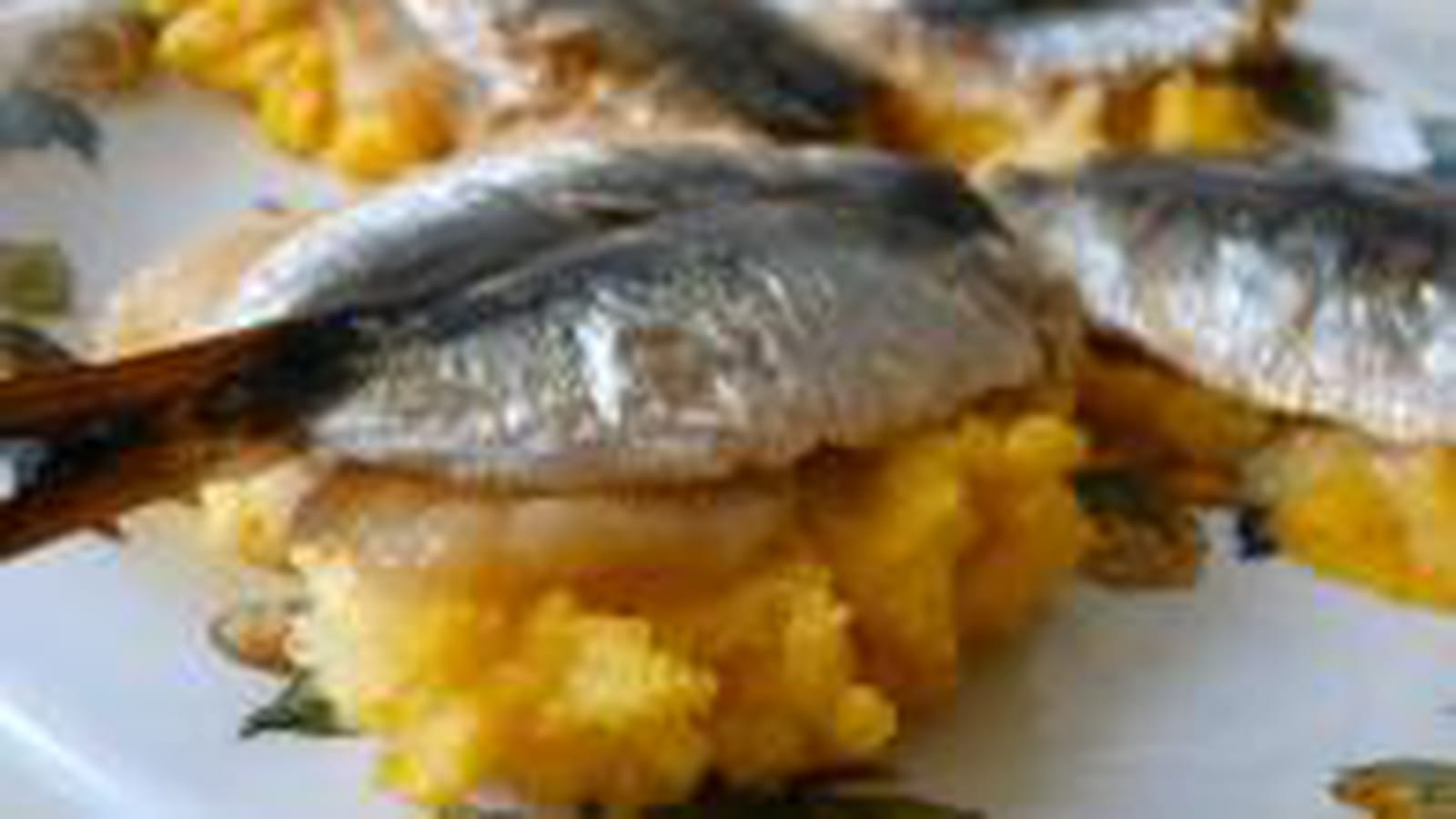 Bruschetta de polenta sardines citronnées-pommes