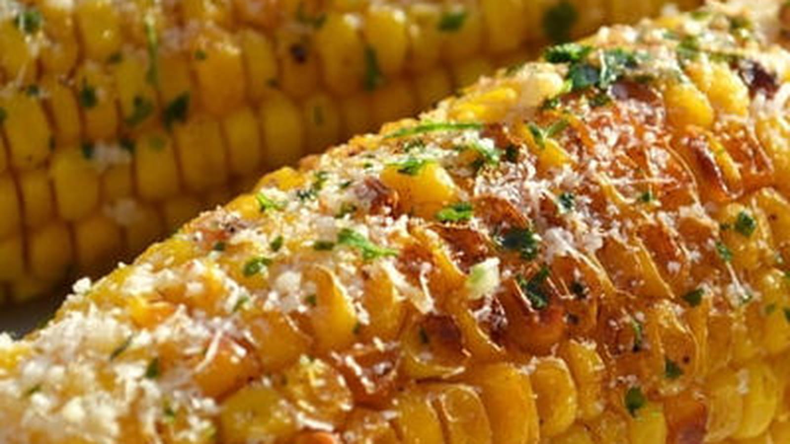 Épis de maïs grillés au thym, citron vert et parmesan