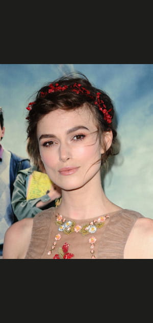 Le headband fleuri de Keira Knightley