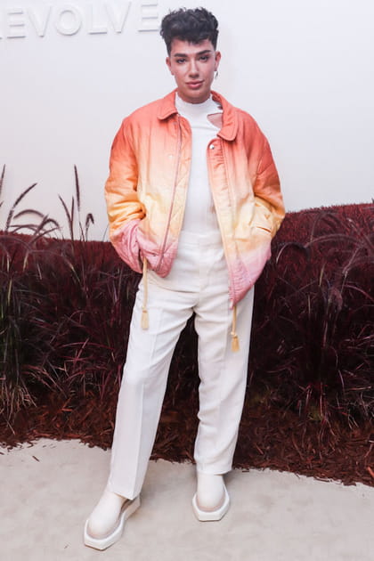James Charles &agrave; la pr&eacute;sentation VIP Revolve Gallery