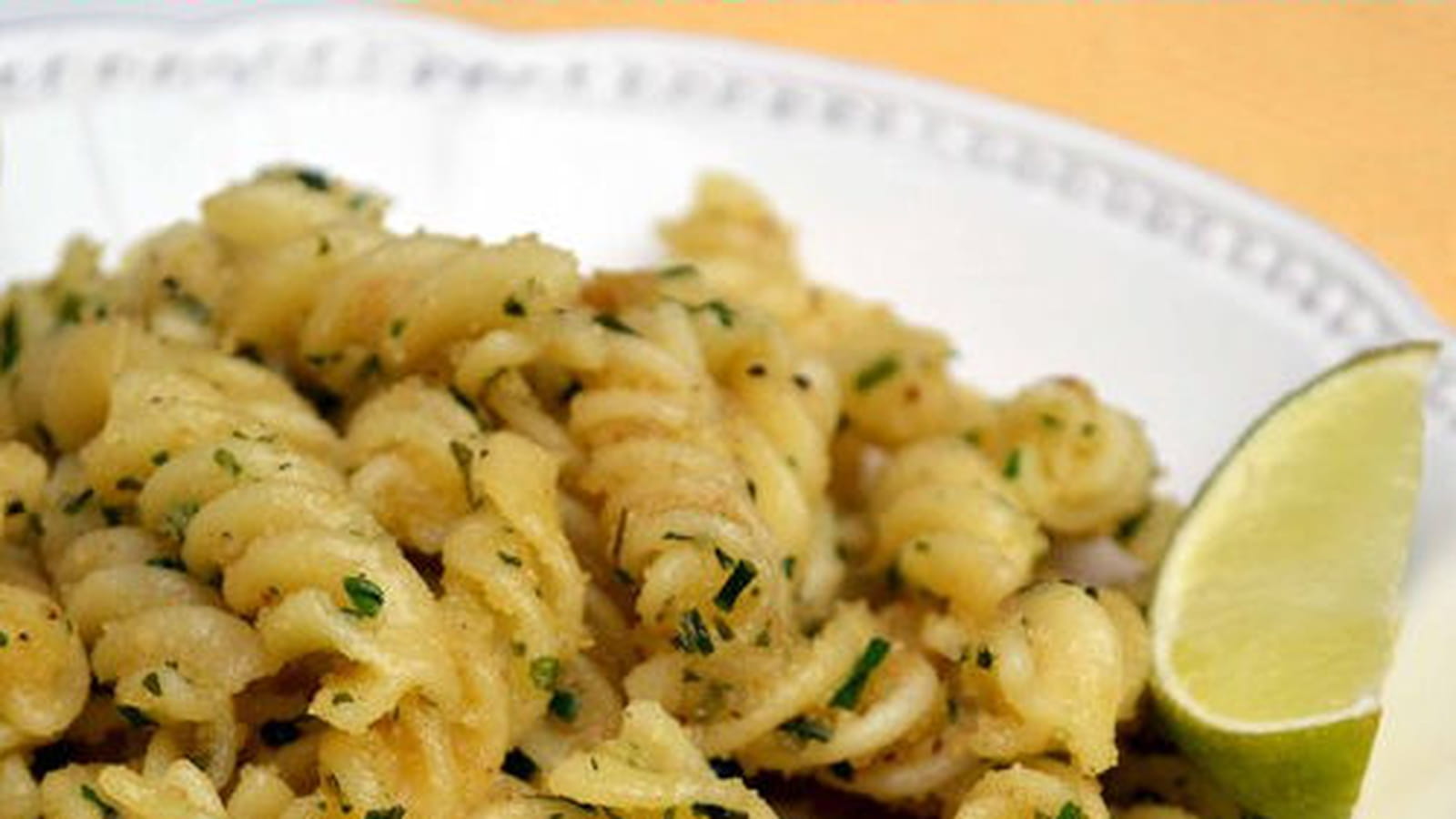 Pâtes spirelli à la chapelure, à l'ail fines herbes et citron vert