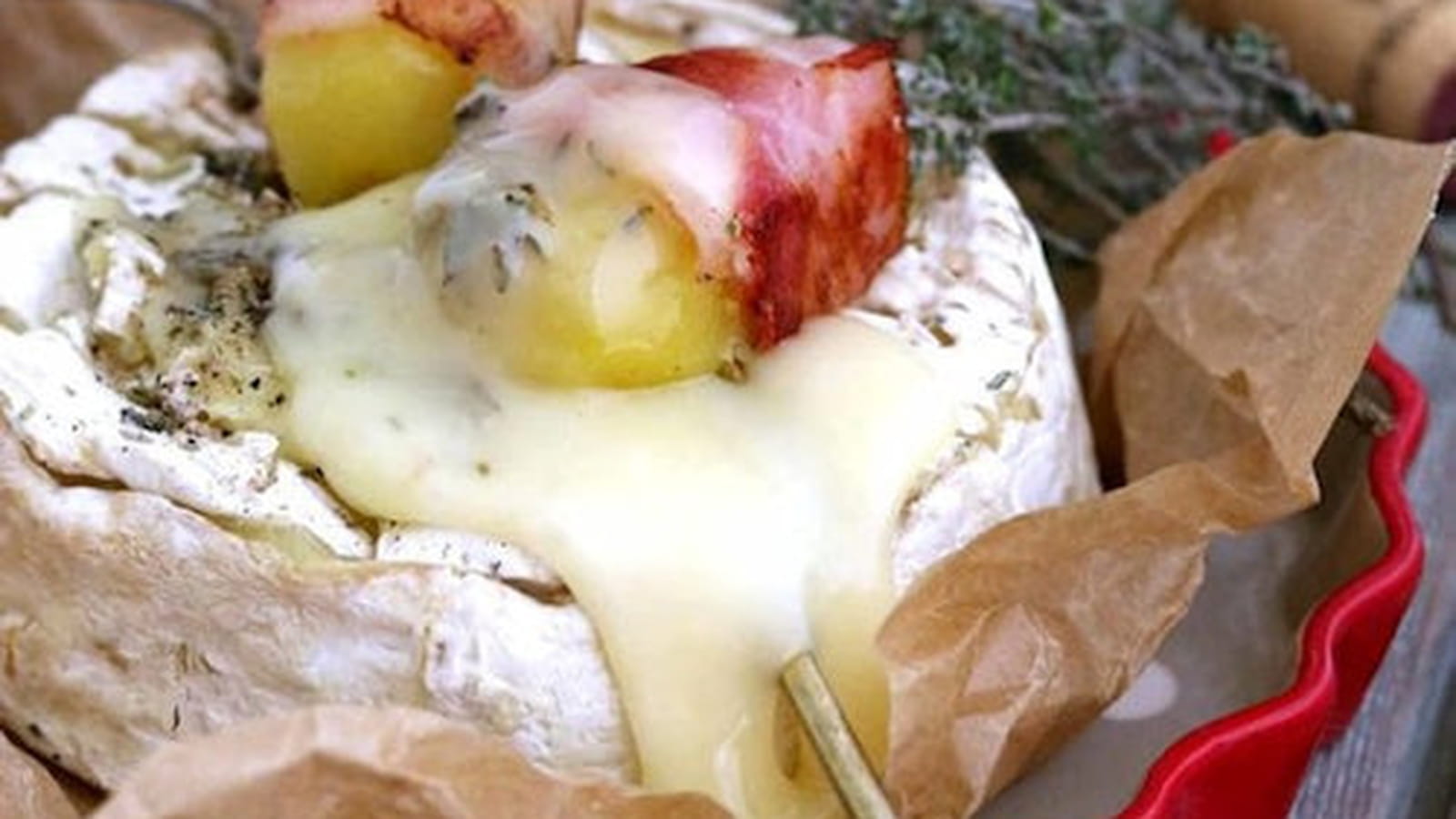 Camembert rôti au four, pommes de terre lardées