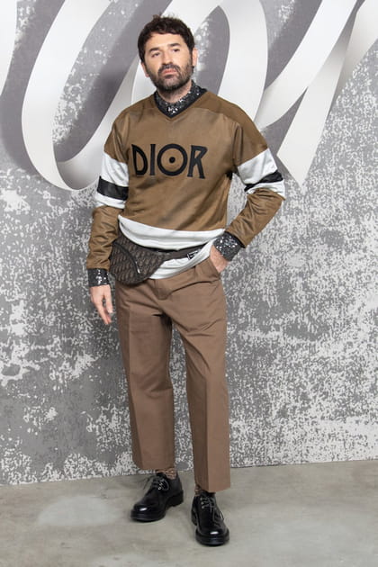 Nicolas Maury en sweatshirt à logo