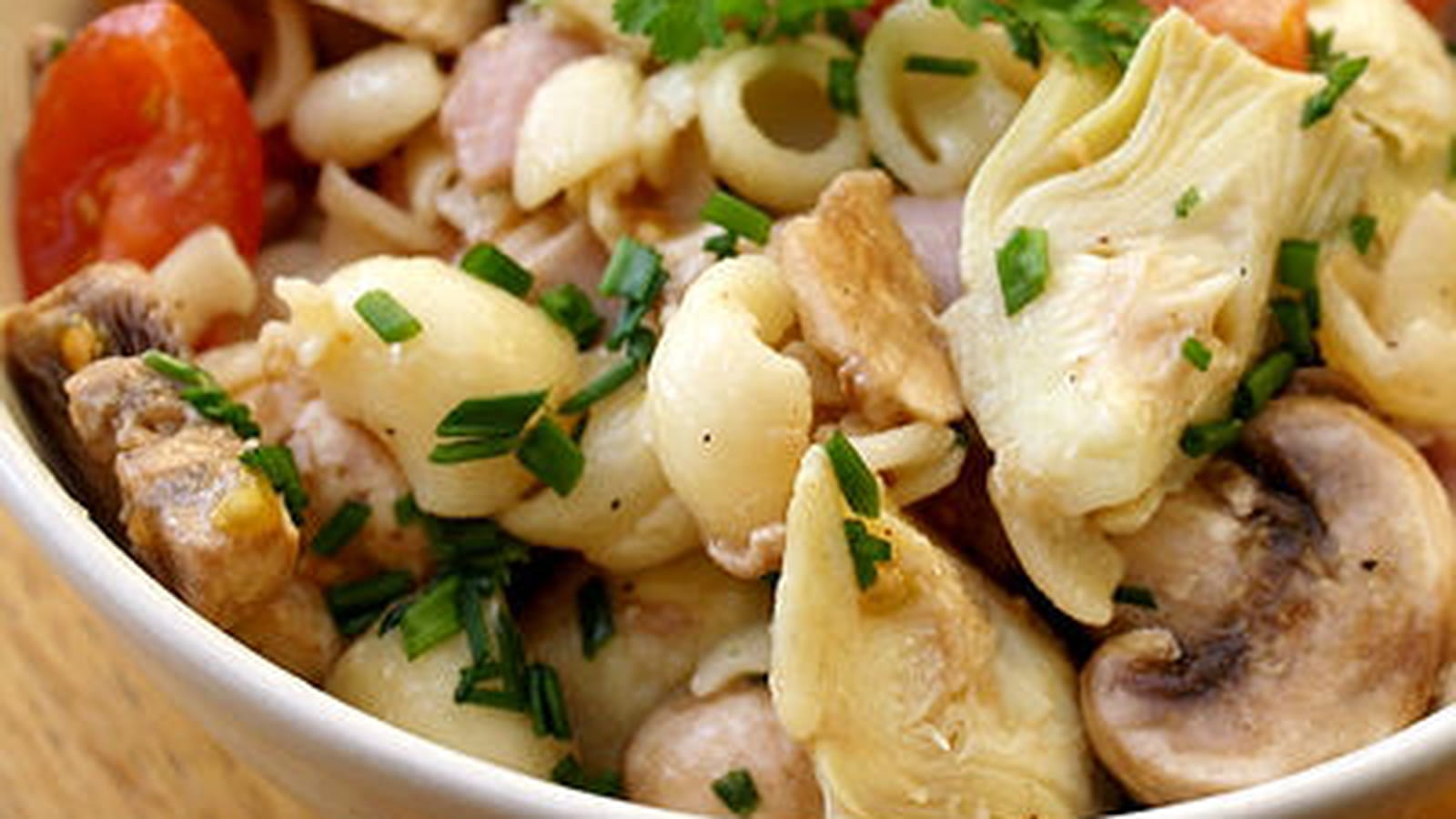 Salade de pâtes au cœur d'artichauts, jambon et champignon