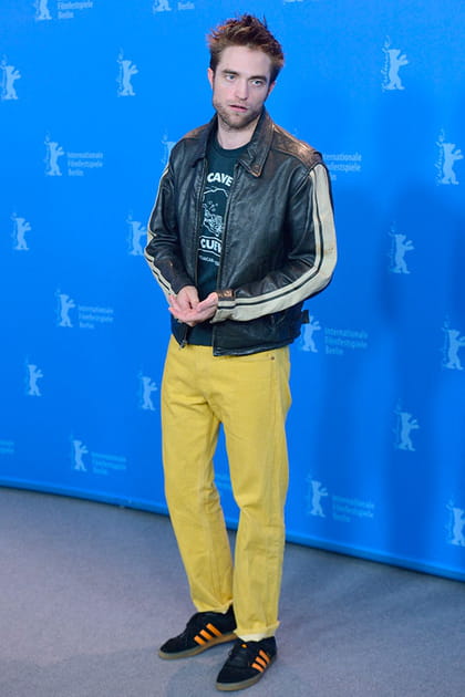 Robert Pattinson en jean moutarde et veste de motard