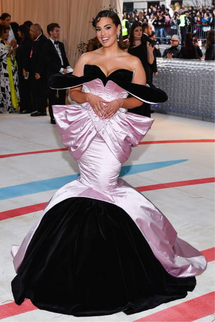 Ashley Graham en robe rose satinée et noire