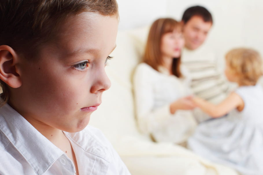 Comment aider l'enfant du milieu à trouver sa place dans la fratrie ?