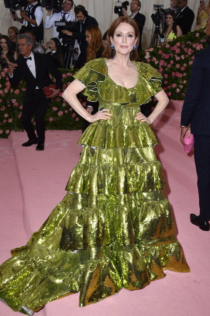 Julianne Moore&nbsp;en robe maxi verte iris&eacute;e &agrave; encolure volant&eacute;e Valentino