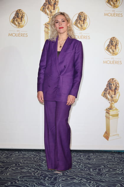 Alysson Paradis en total look violet
