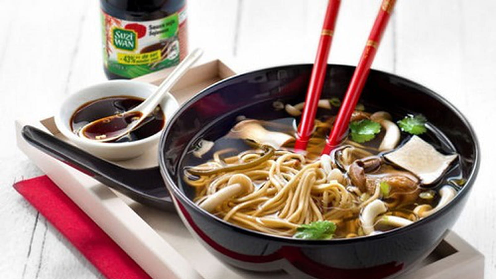 Bouillon miso aux algues et aux champignons