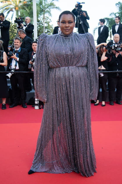 Yseult en robe argentée à strass et à maxi épaulettes