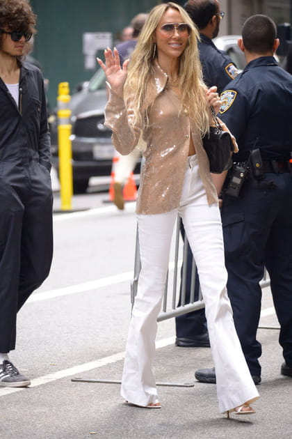 Tish Cyrus en chemisier brillant