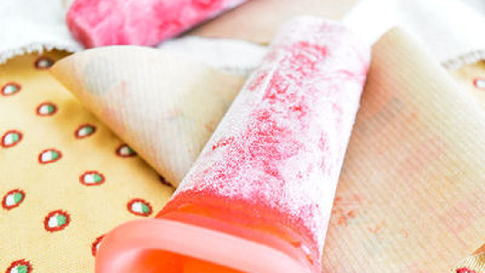 Popsicles ou glace à l'eau fraises, framboises, citron