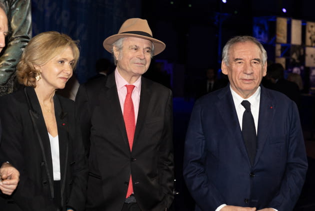Le journaliste Franz-Olivier Giesbert entour&eacute; de Val&eacute;rie P&eacute;cresse et Fran&ccedil;ois Bayrou au Grand Palais