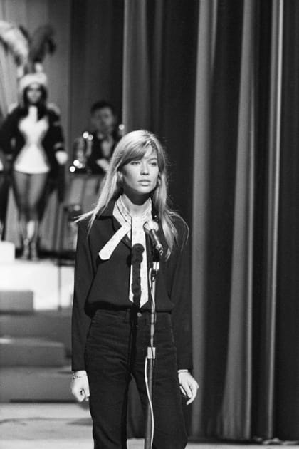 Françoise Hardy en total look noir et cravate contrastante
