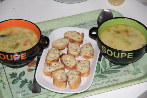 Soupe paysanne et ses tartines au munster et cumin