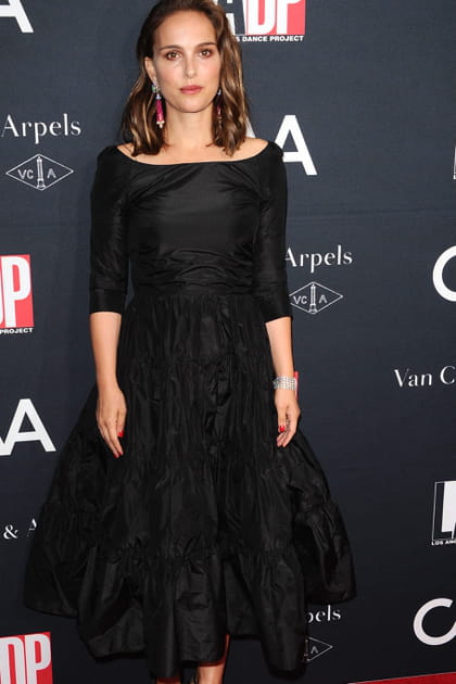 Natalie Portman en robe babydoll noire et bijoux Van Cleef & Arpels