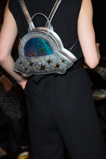 Le sac &agrave; dos soucoupe volante du d&eacute;fil&eacute; Charlotte Olympia