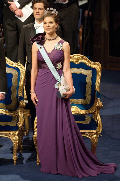 Victoria de Su&egrave;de en robe longue au d&eacute;collet&eacute; en V