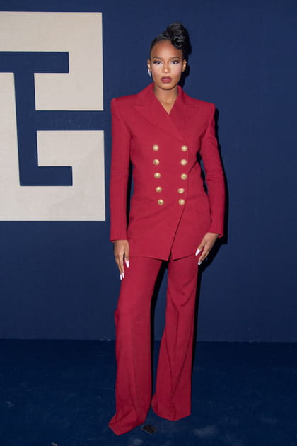 Didi Stone en ensemble tailleur à boutons dorés et pantalon évasé au défilé Balmain