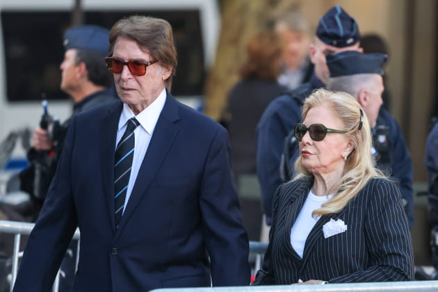 Sylvie Vartan et son mari Tony Scotti se rendent aux obs&egrave;ques de Nathalie Baye