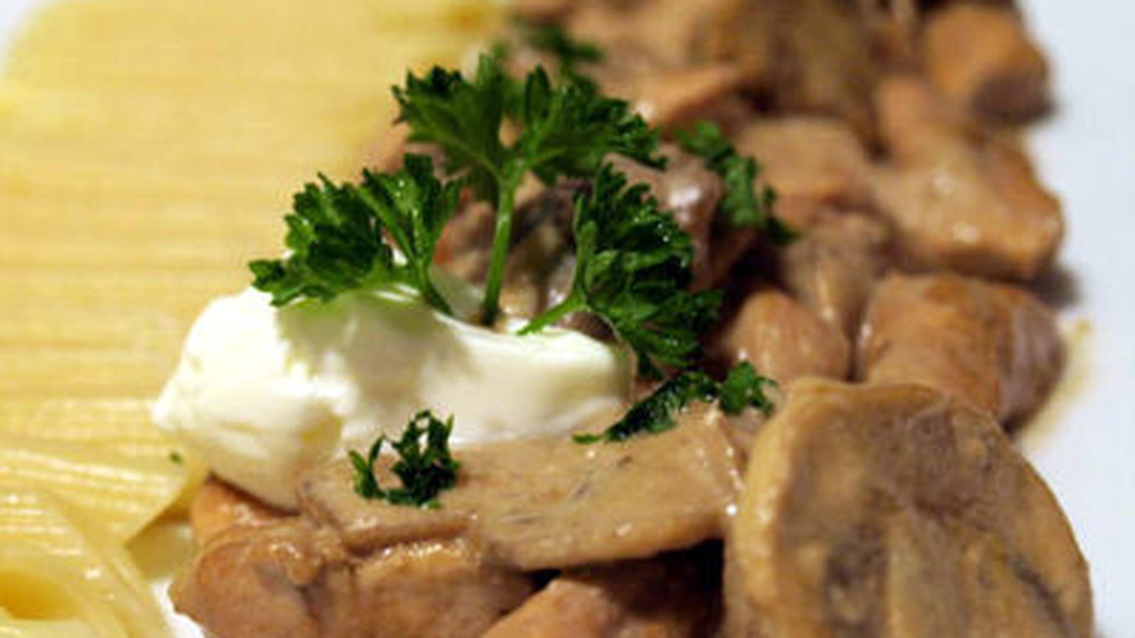Poulet à la crème et aux champignons