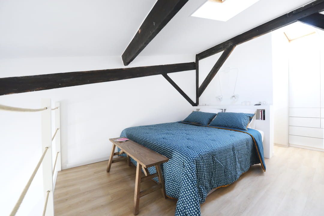 Chambre blanches sous les poutres apparentes