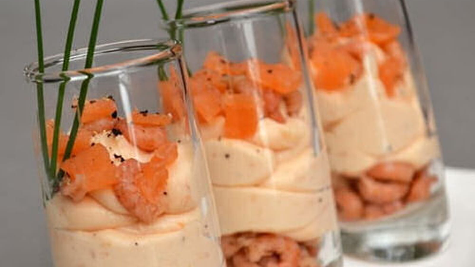 Verrines de mousse de saumon fumé et crevettes grises