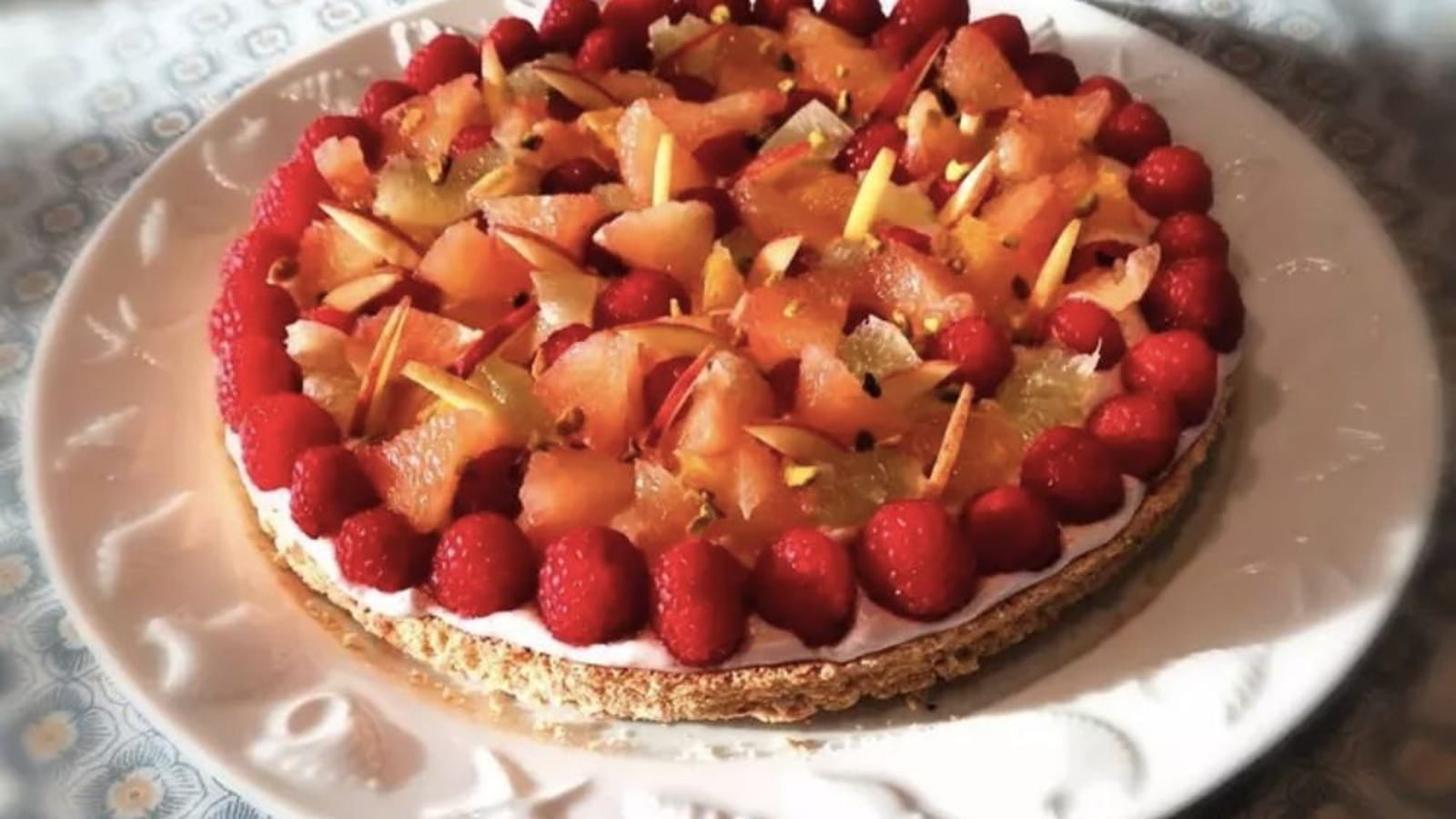 Succès noisette, framboises et agrumes aux éclats de pistaches