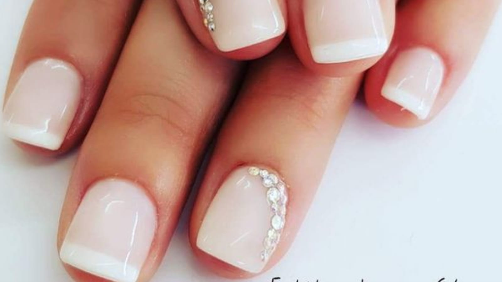 Une french manucure avec des strass