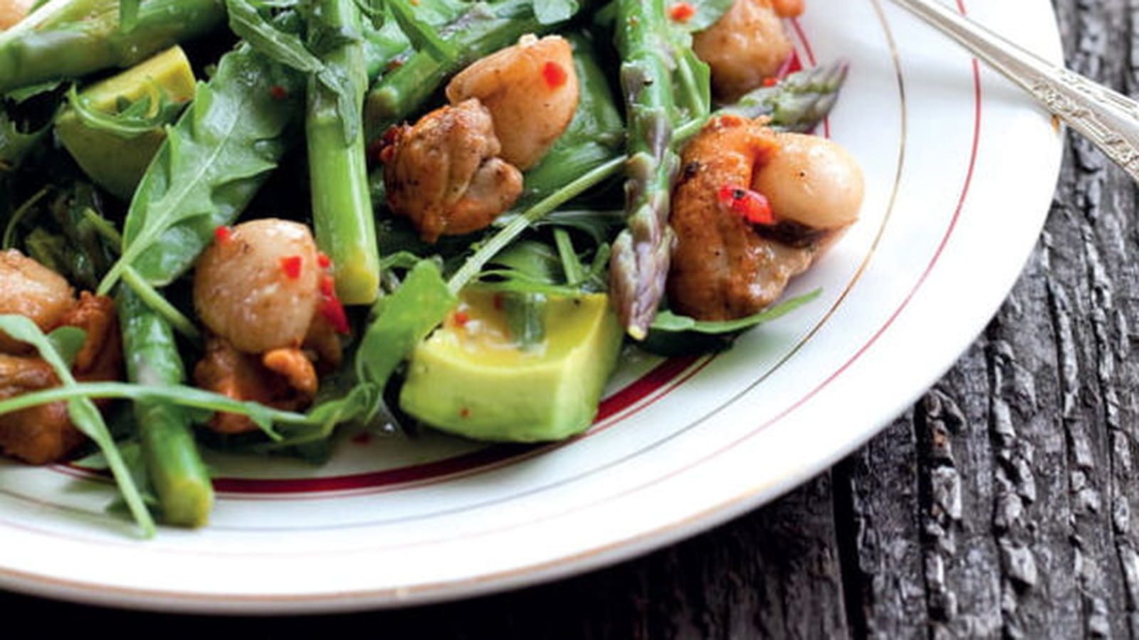 Salade d’asperges aux pois gourmands et aux saint-jacques