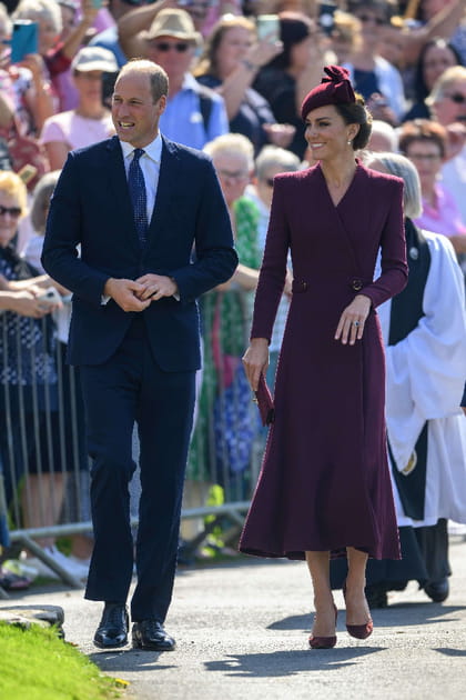 Kate Middleton en robe et chapeau pourpre