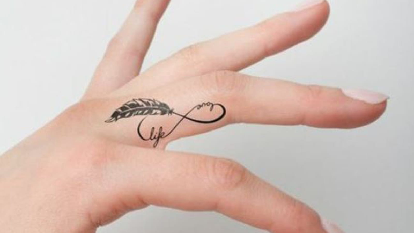 Tatouage plume sur le doigt