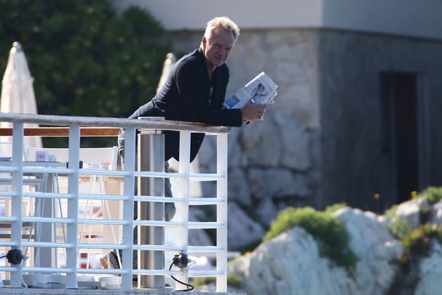Sting et son journal, au cap d'Antibes de bon matin