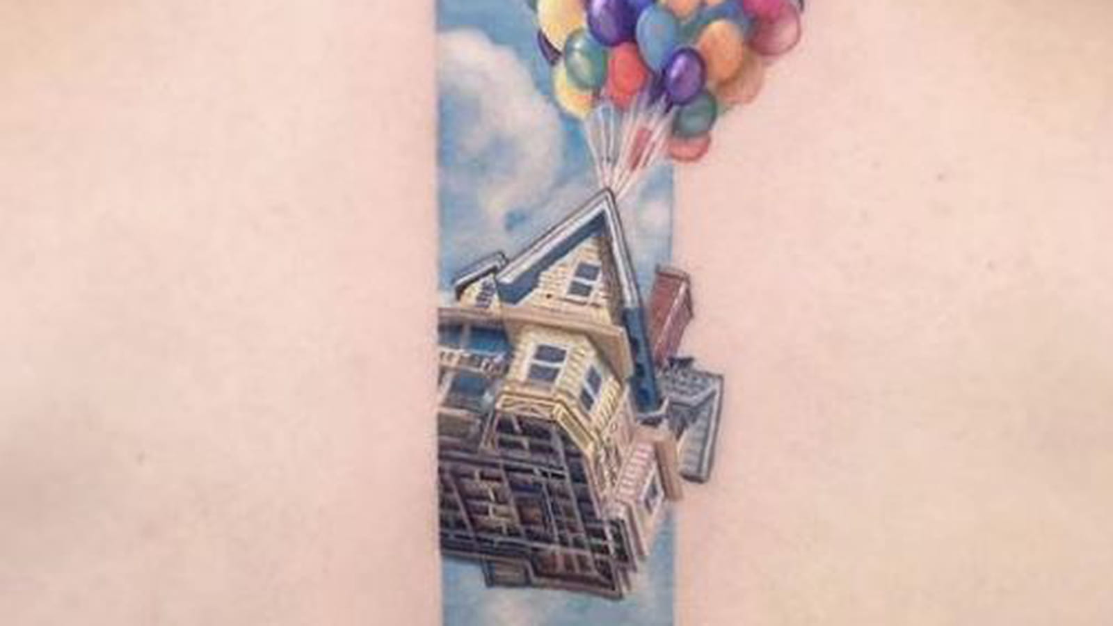 Maison et ballons de Là-haut dans le dos