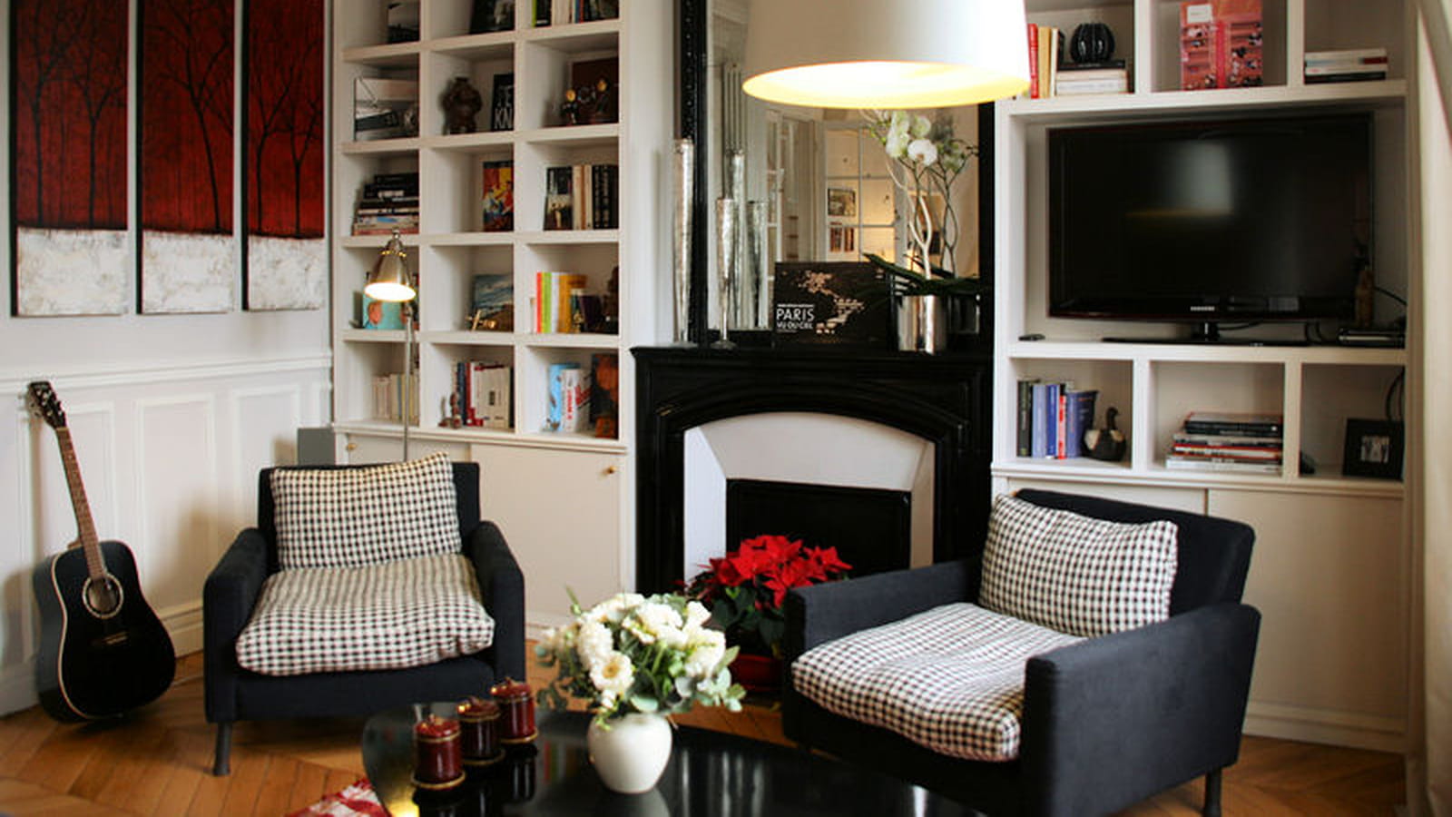 Cheminée et fauteuils noirs