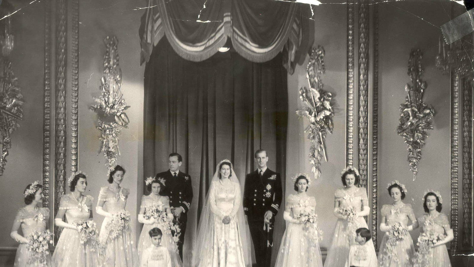 La princesse Elizabeth avec ses dames d'honneur et le duc d'Edimbourg