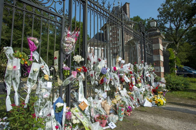 A Douchy, des fleurs en hommage à Alain Delon