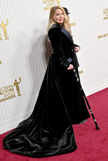 Après : Christina Applegate à 51 ans en robe noire en velours