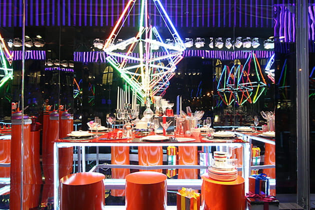 Une table en Technicolor