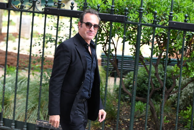 L'acteur fran&ccedil;ais Jean Dujardin arrive seul &agrave; l'&eacute;glise de Saint-Germain-des-Pr&egrave;s