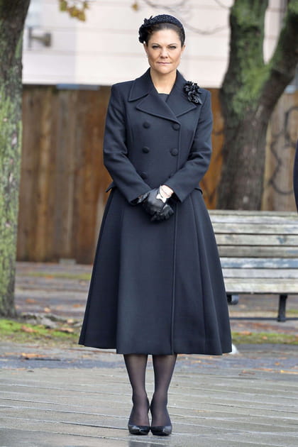 Victoria de Suède en manteau long noir et escarpins