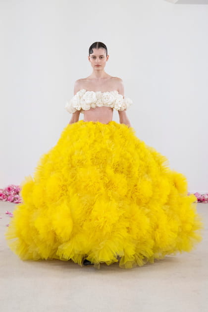 Brassière blanche et maxi jupe jaune en tulle aperçues sur le défilé Giambattista Valli haute couture