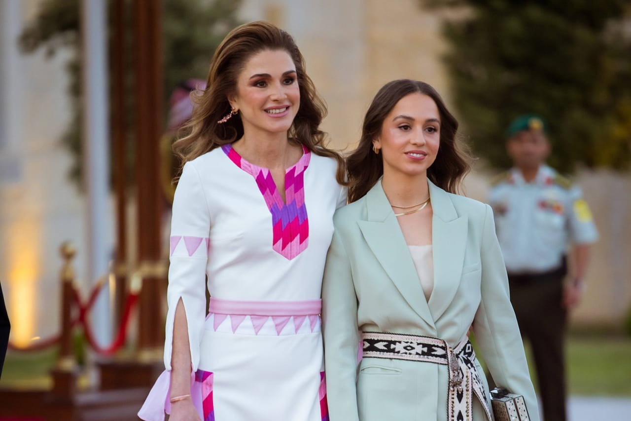 En une apparition, Rania de Jordanie et sa fille rÃ©inventent la tenue de bureau - leur look...