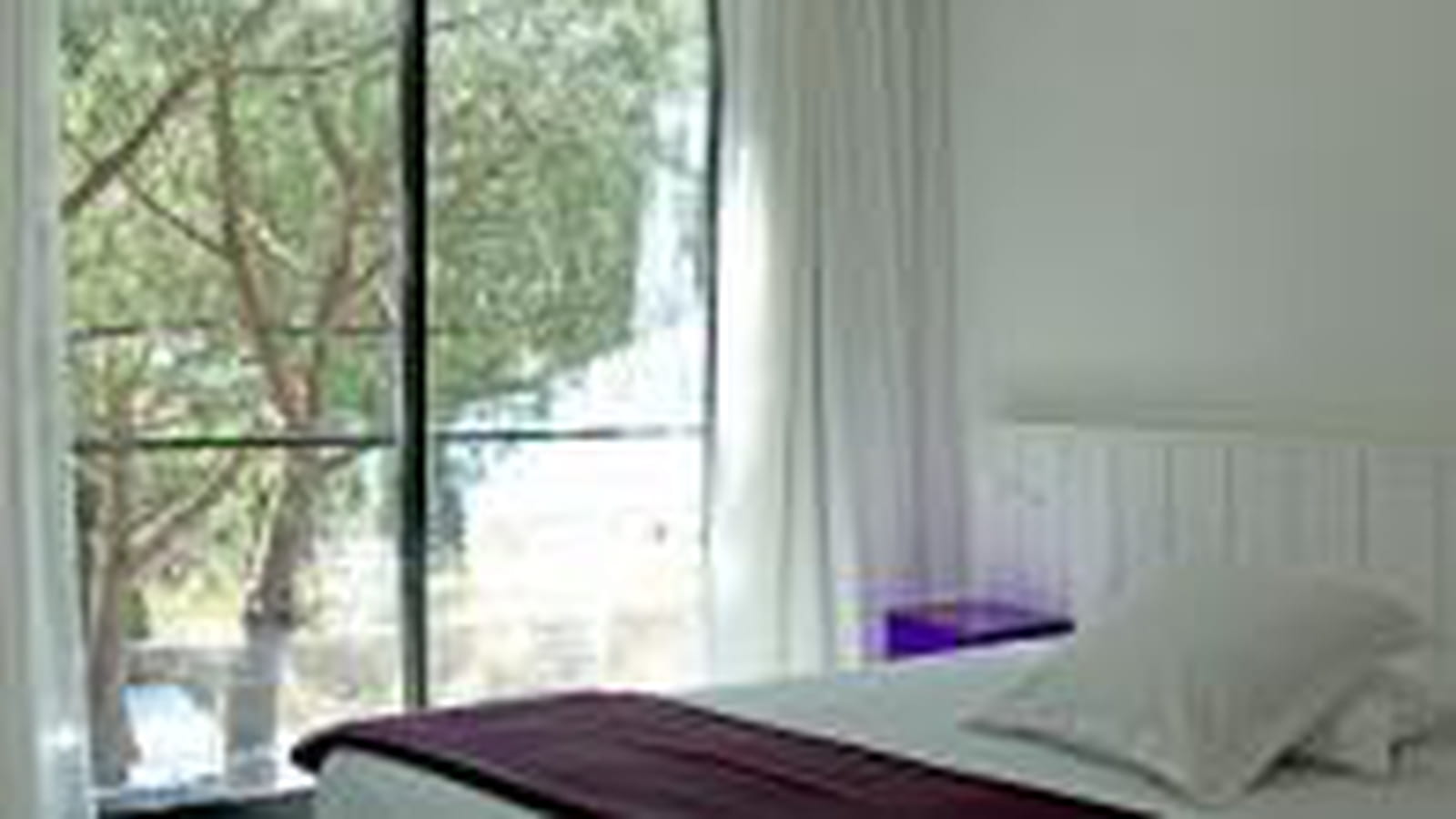 Chambre au chevet violet